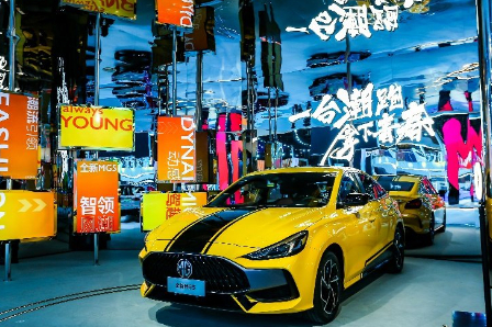 3秒破百，超酷外觀，MG Cyberster亮相車展