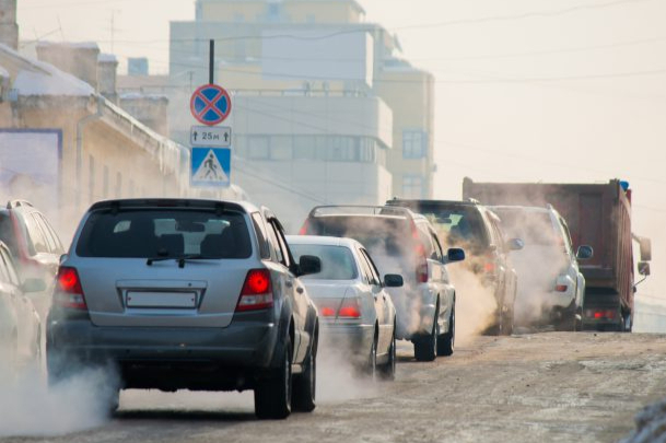 “寧可讓車跑起來也別原地怠速”，原地怠速油耗真的很高嗎？