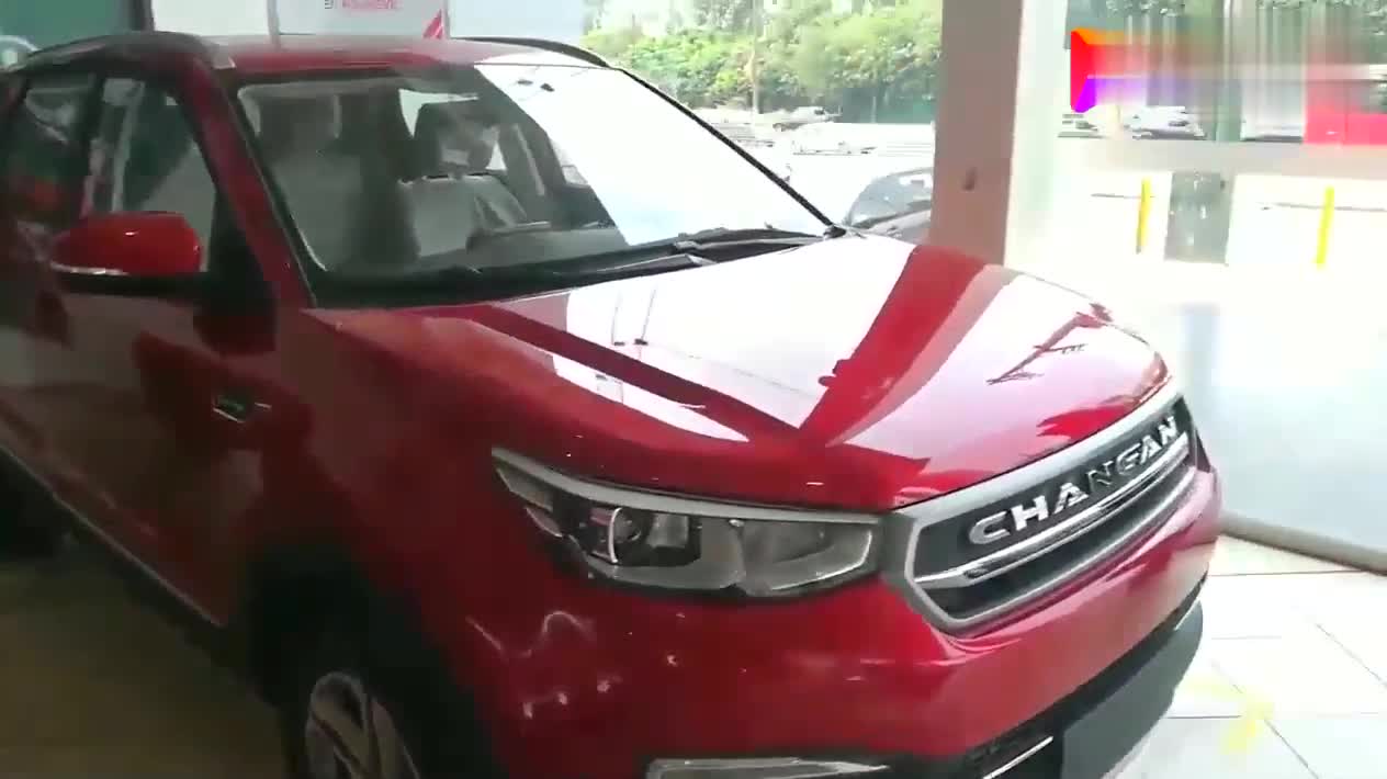 外國小伙體驗(yàn)長安CS55，打開車門看到內(nèi)飾才知道啥叫中國制造