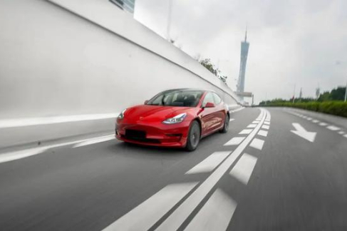 颠覆传统的产品，初试特斯拉Model 3