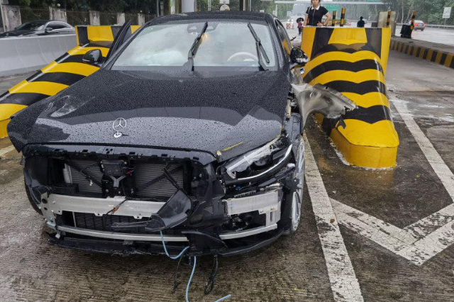 全新一代奔馳S級國內(nèi)首撞，百萬豪車安全性能究竟咋樣？