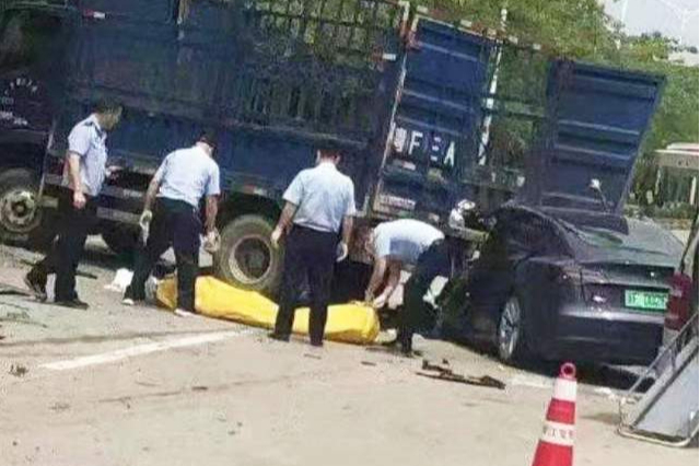 特斯拉追尾货车，车主死亡，特斯拉：事故原因还在调查中