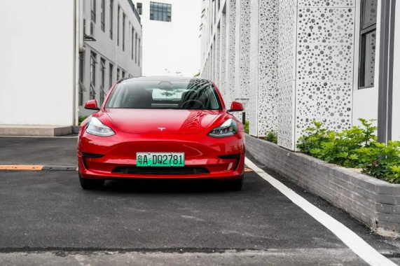 20多万，特斯拉Model 3对比小鹏P7，哪一款适合家用？