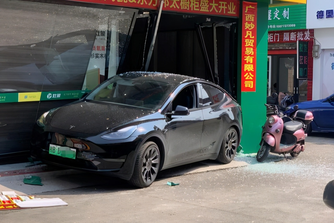 特斯拉失控撞上門店，車主：倒車突然加速，剎不住