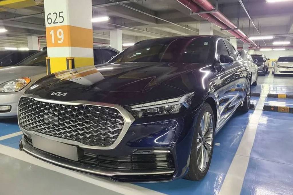 全新起亞K9實車曝光，中網尺寸加大，貫穿式尾燈是亮點