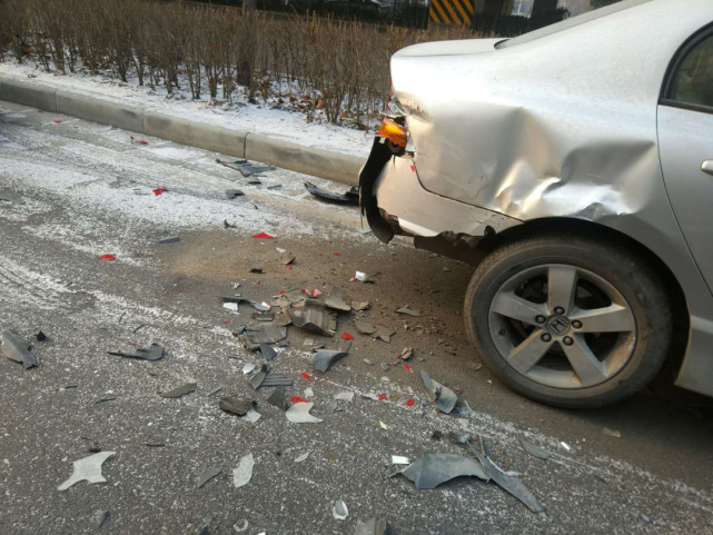 停路邊的車子被撞是先找警察還是找保險？這一點千萬別搞錯了