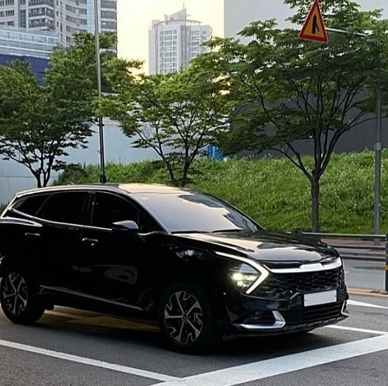 全新起亞Sportage實(shí)車亮相街頭，前臉造型很夸張