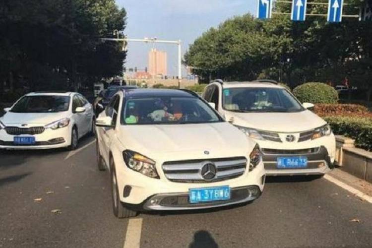 遇到前車強(qiáng)行加塞怎么辦？不要沖動，此招比直接撞上去解氣