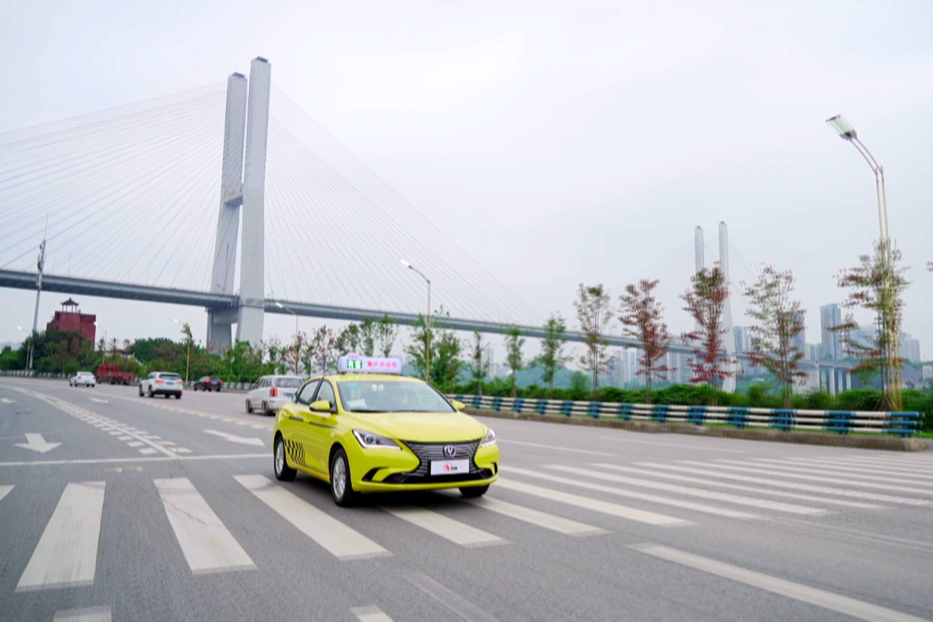 新款黃色“法拉利”體驗(yàn)如何？車評(píng)人當(dāng)一天出租車司機(jī)告訴大家！