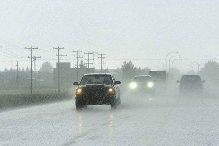 开车时遇到暴雨看不清，该怎么办？