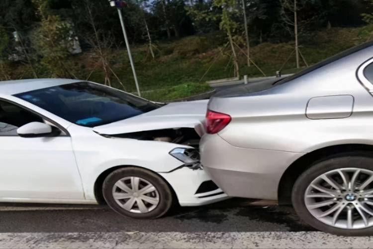 車被追尾了表面沒傷痕，追尾是前車責任還是后車責任