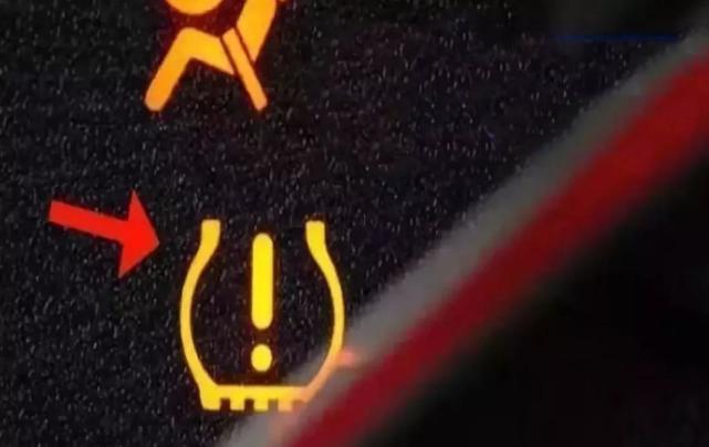 汽车上的“救命灯”，修理工：发现必须停车，关乎生命安全！