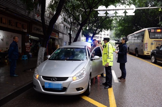 汽車雙閃別再“亂開”了，不少車主已被扣3分，望車友們注意