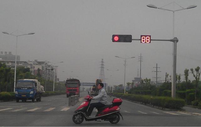 正常駕駛撞了違規(guī)通行的行人，車主也需要負(fù)責(zé)？網(wǎng)友有爭議