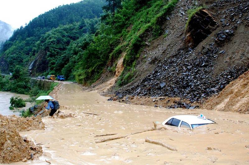 暴雨遇困，車主如何自救？