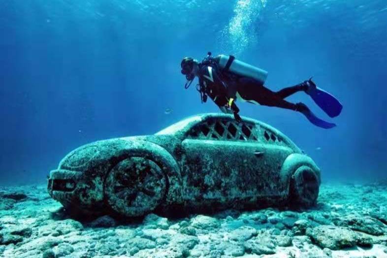 汽车被水淹，为什么会漂浮在水面上？