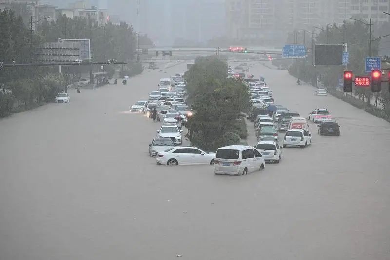 大雨天氣，車輛不幸被雨水浸泡，你知道該如何報保險嗎？