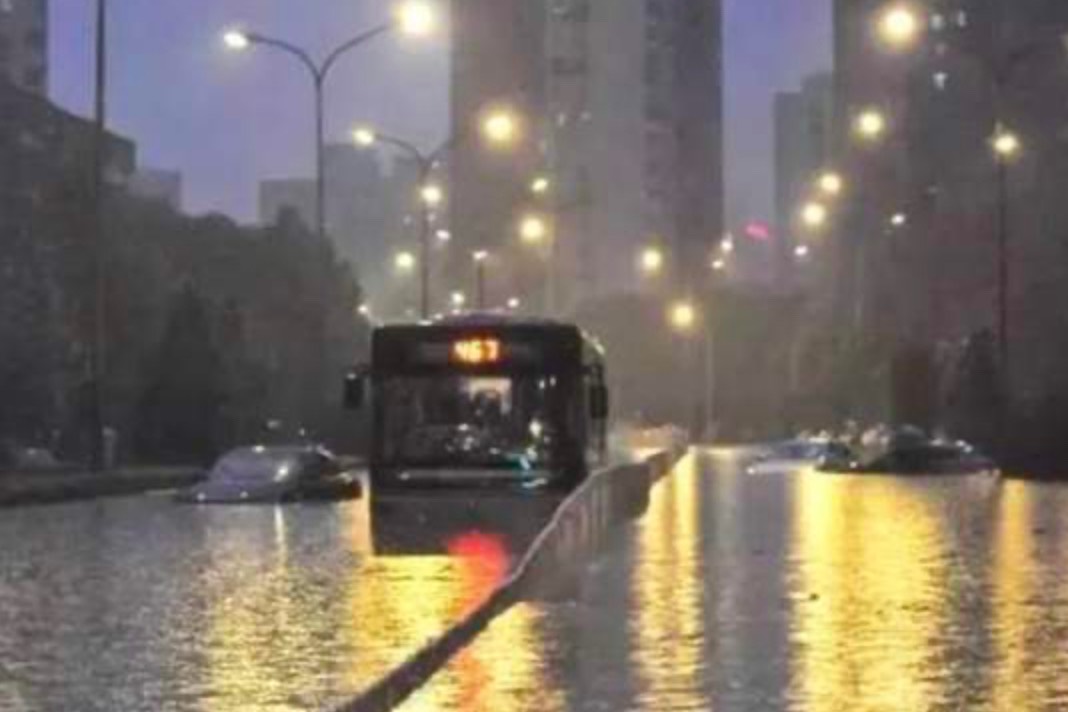 全國多地大暴雨，車輛被淹該如何進(jìn)行自救？