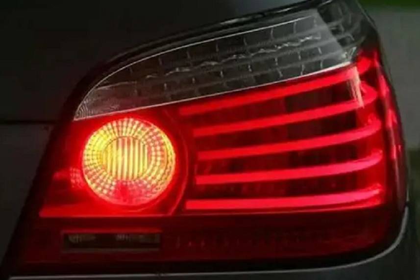 為什么很多汽車只有一個倒車燈，原因是這個