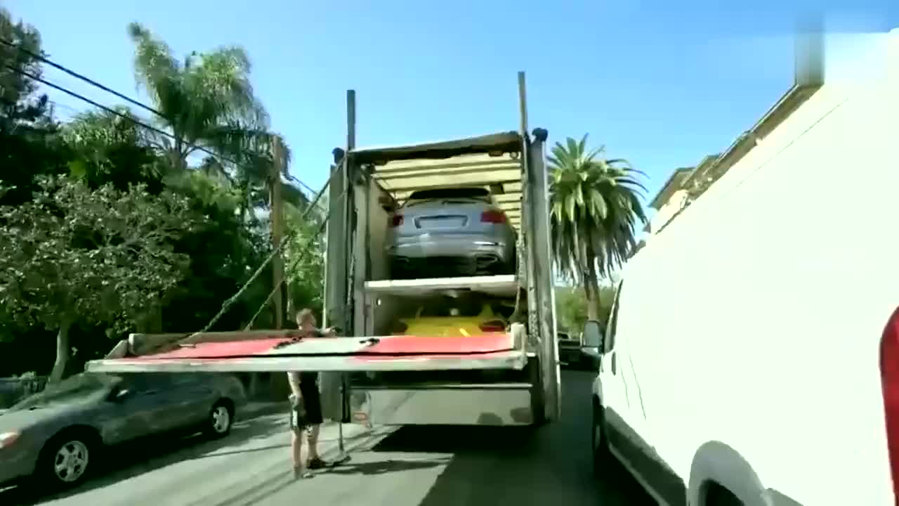 土豪開勞斯萊斯去提SUV, 打開車廂后我才知道啥叫最完美的組合!