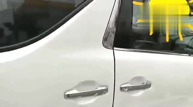 豐田埃爾法, 電動(dòng)車門關(guān)閉那一刻就放棄了奔馳