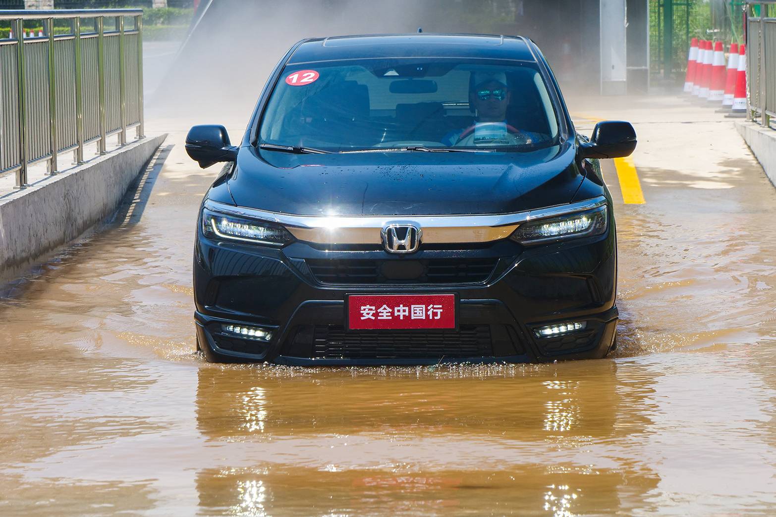 别一下雨就不会开车！