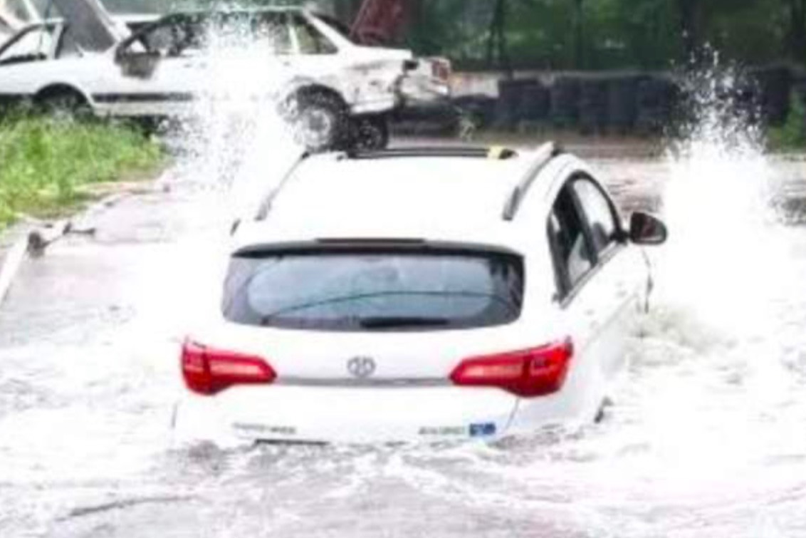 河南一場暴雨，為什么燃油車趴窩無數(shù)，電動汽車卻能當船開？