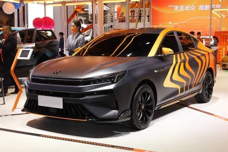獠牙前杠配奔馳S級大屏！這款中國轎車 要讓影豹無路可走？