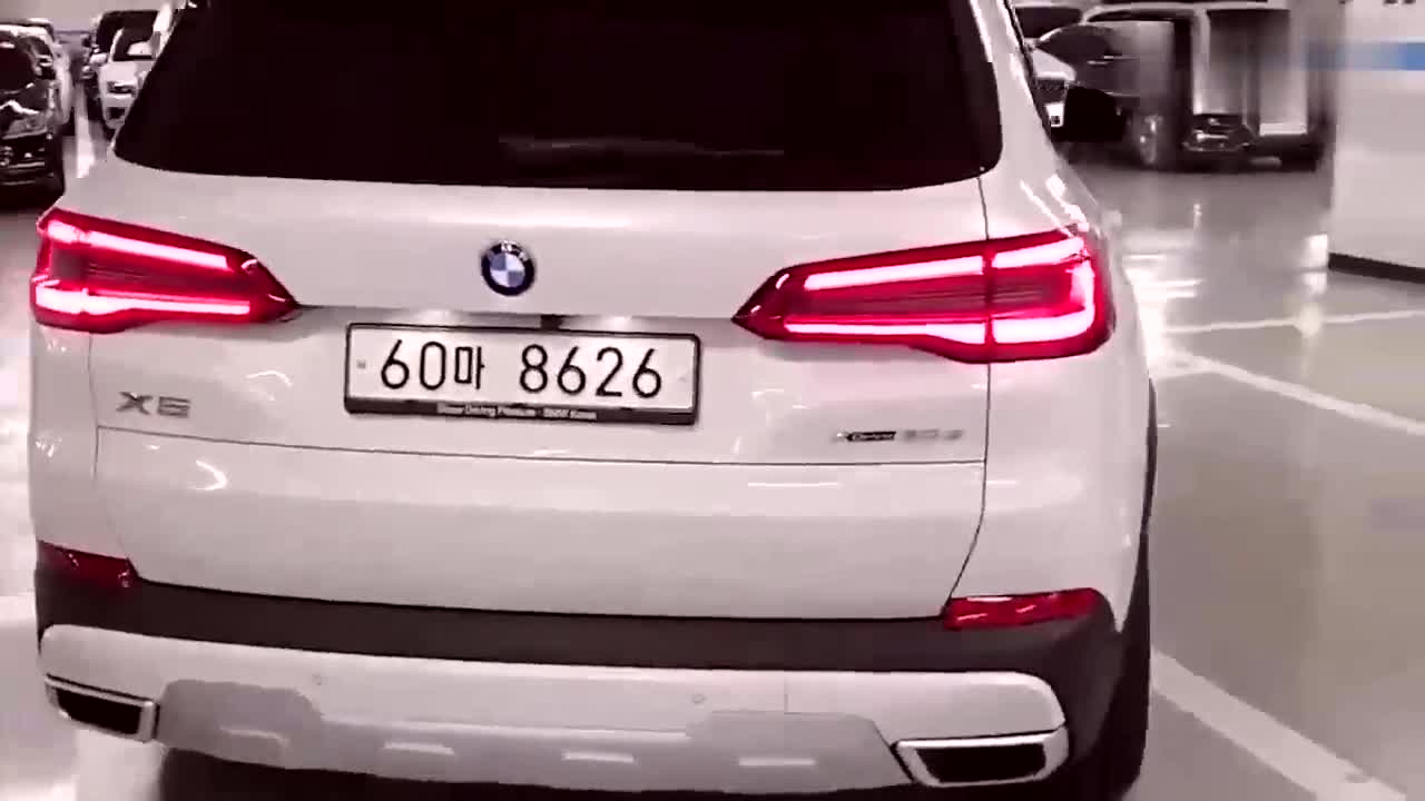 寶馬X5，亮起氛圍燈坐進車內(nèi)我放棄了奔馳GLE