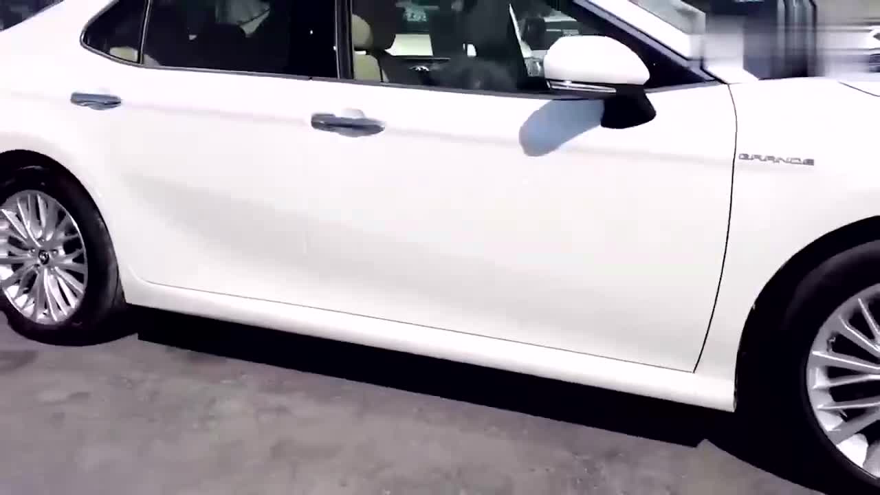 總是見到實(shí)車，豐田凱美瑞汽油版，近距離了解配置后心動(dòng)了