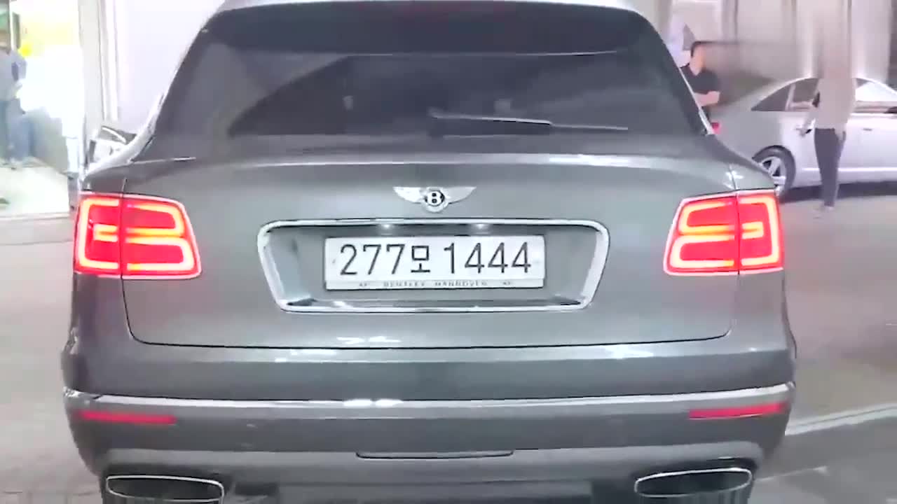 賓利添越W12入庫實(shí)拍，了解外觀和內(nèi)飾后，真是太驚艷了
