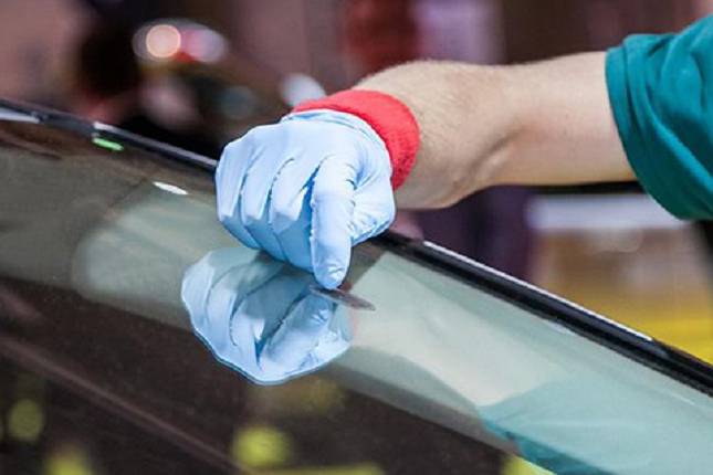 汽车挡风玻璃划痕怎么修复？