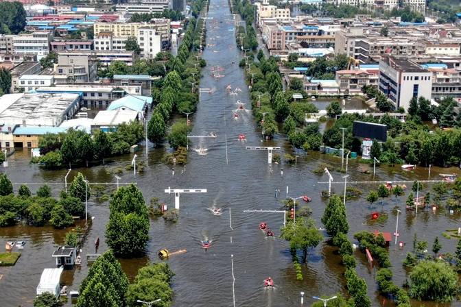 暴雨泡车怎么办？三个字：赶紧跑！