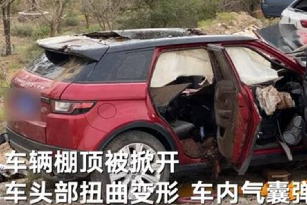 于月仙車禍涉事路虎極光全車頂被掀 全景天幕的車真的不安全嗎？