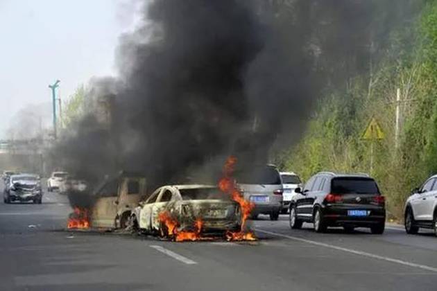 夏季汽車行駛途中著火了怎么辦，快來了解一下