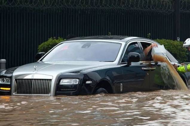 郑州超40万辆汽车受灾，遇上暴雨水浸，你是车主会怎么做？