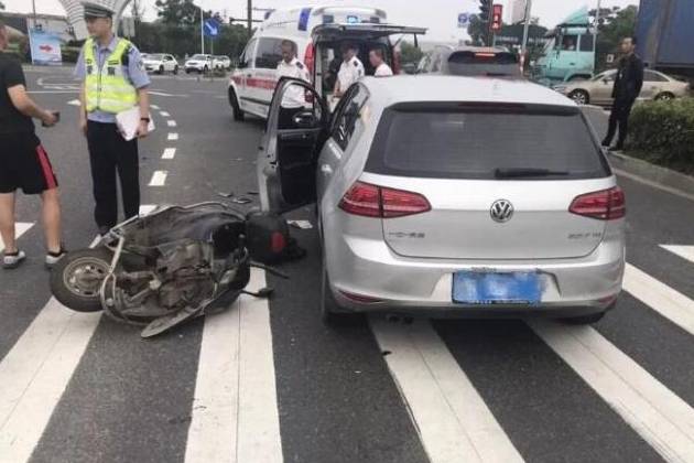 開車等紅燈被電動車撞上，電動車主受重傷，判定結果引爭議！