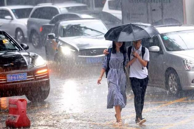 开车路遇暴雨，到底能不能开双闪？