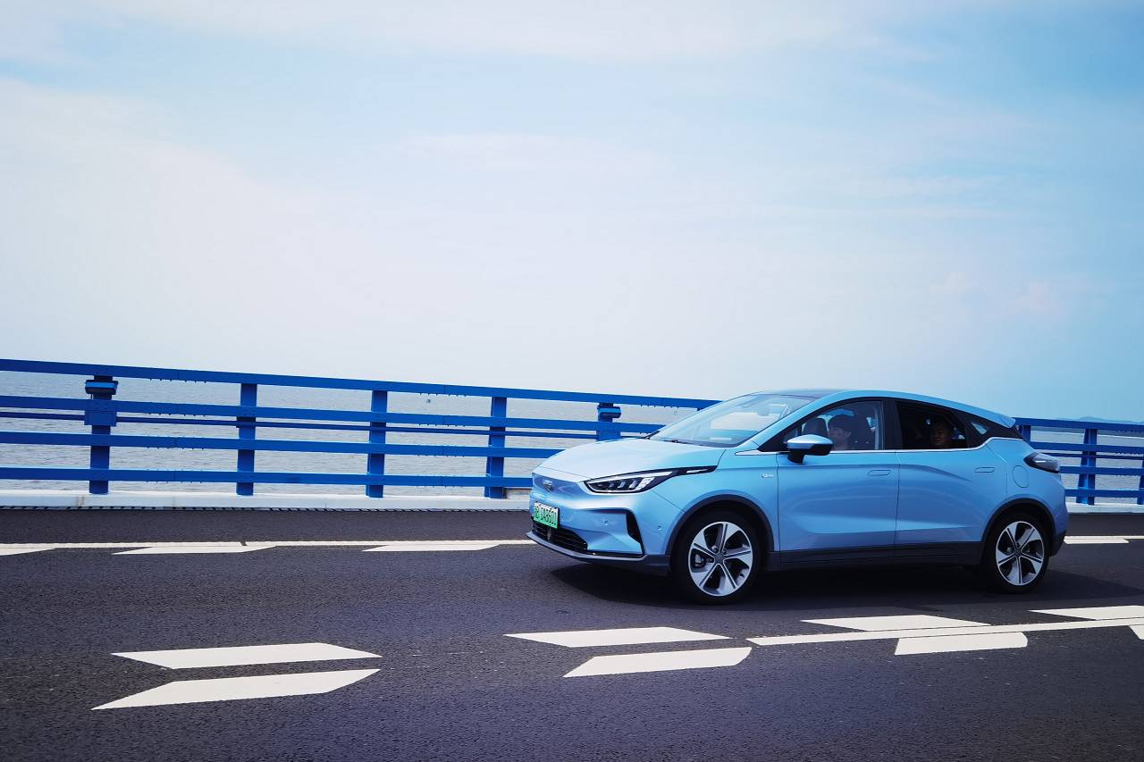 都說(shuō)純電動(dòng)車省錢！他們駕幾何C環(huán)島一圈后，發(fā)現(xiàn)還漏了這點(diǎn)