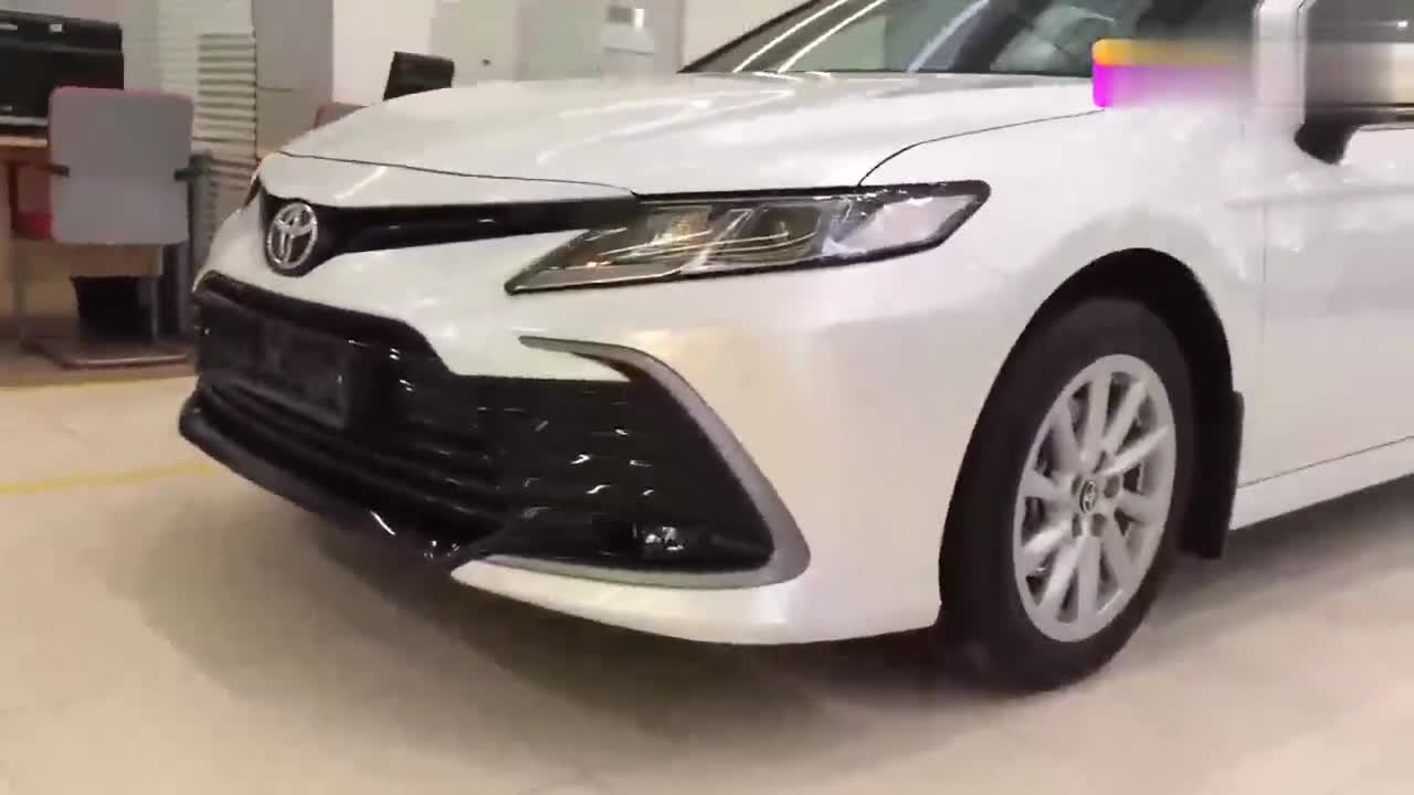 2021款丰田凯美瑞白色版全方位实拍,太帅气了!