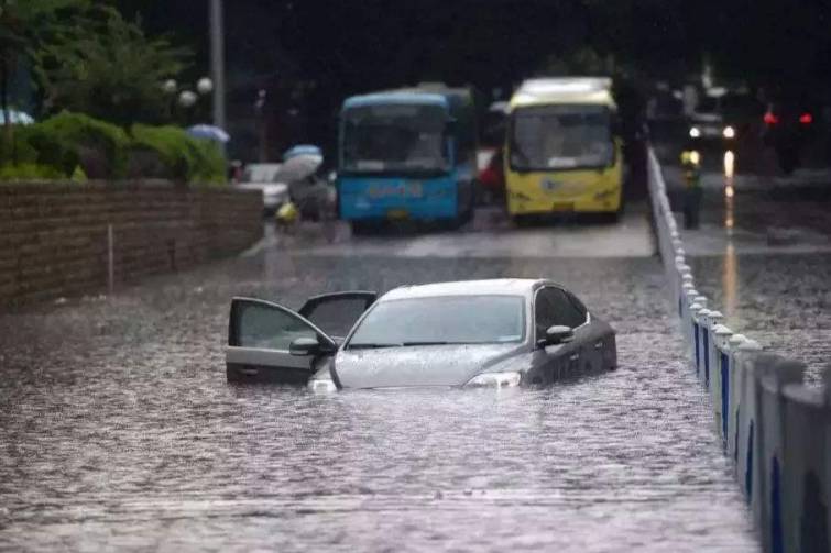 不同的汽車，如何判斷能否涉水？燃油車和電動(dòng)車在遇水時(shí)候的區(qū)別