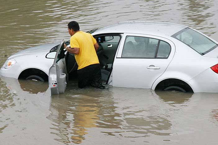 車輛在暴雨中涉水“趴窩”，記住這些，定能幫你逃出生天