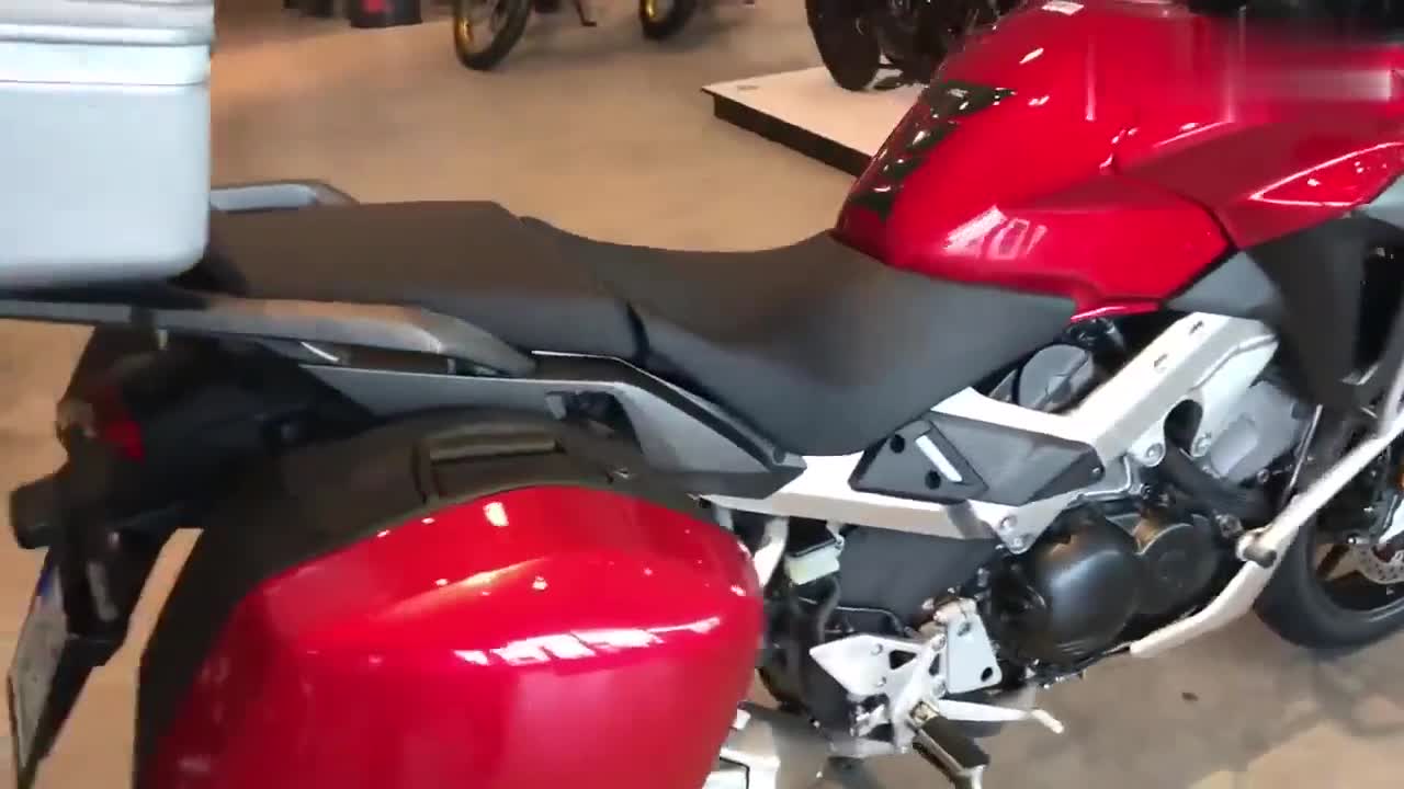 实拍红标本田vfr800x