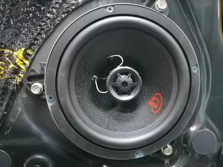 雷诺科雷傲汽车音响改装埃曼德高两分频,石家庄奥盛腾改装案例