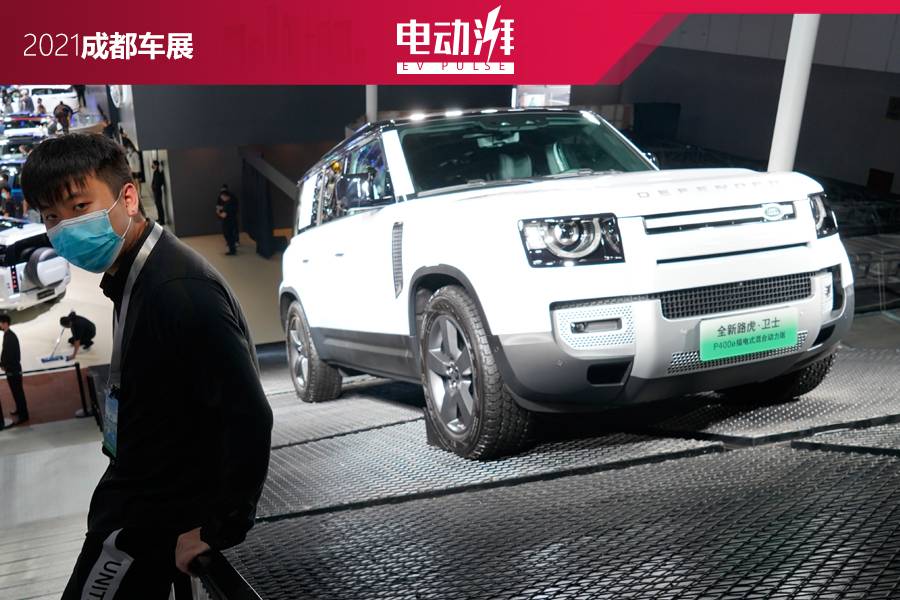 越野配置拉滿，加速更快，車展實(shí)拍路虎衛(wèi)士110 P400e