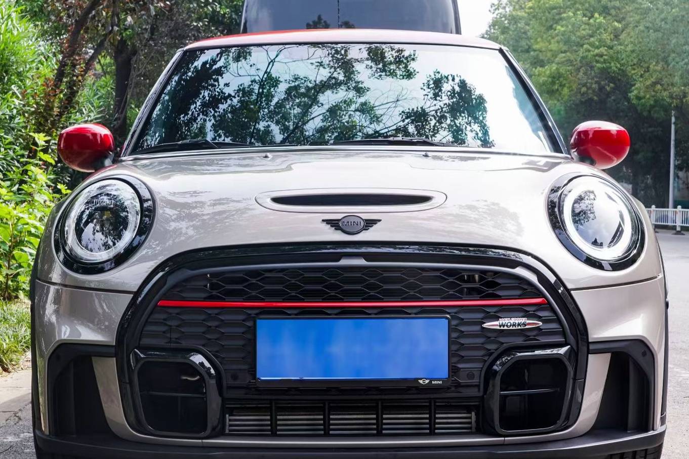 精致小車不缺運(yùn)動(dòng)感，試試寶馬MINI Cooper JCW