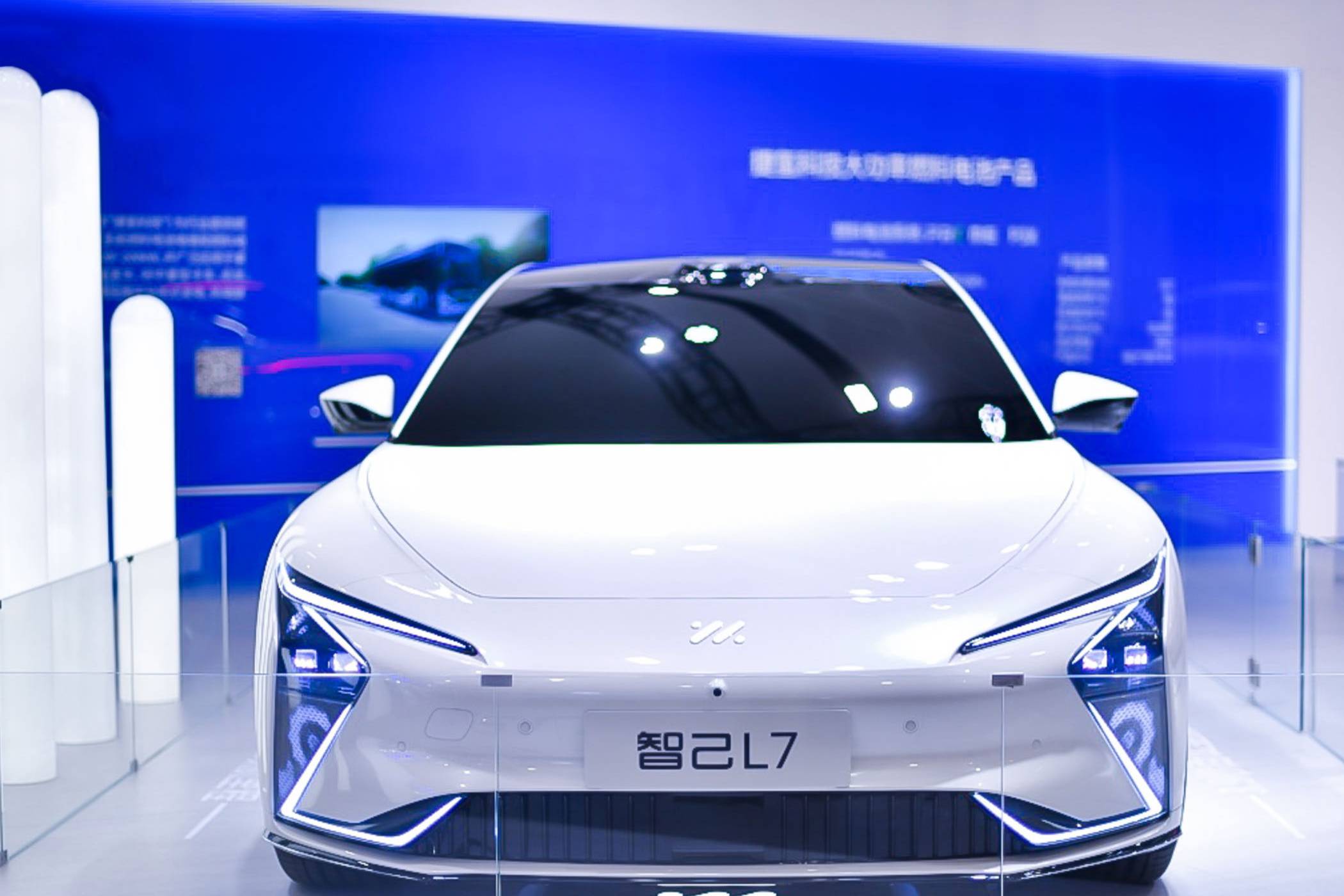 智己L7“電力滿格”，登陸2021世界新能源汽車大會