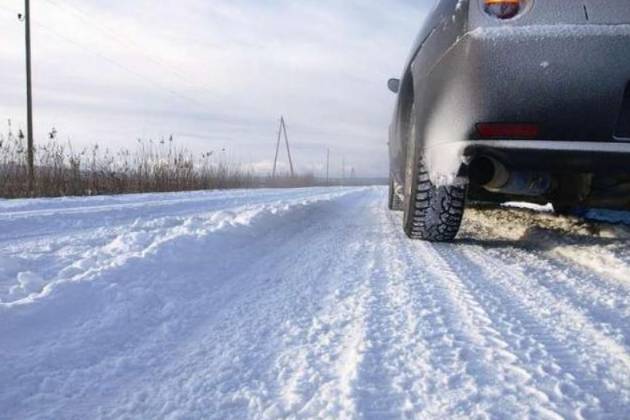 在冰雪路面上，怎么駕駛才最安全？