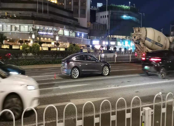 Model3買了不到一年就出毛??？車主：處理粗暴讓人心涼！
