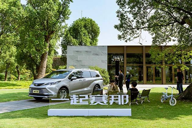 庭院里、古樹下、賽那旁 貪婪地吮吸家的味道